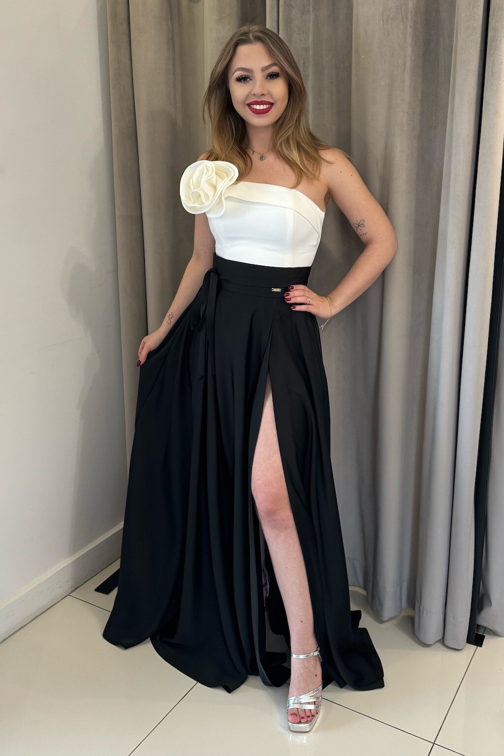 Parisse Čierna saténová sukňa s rozparkom Veľkosť: XS