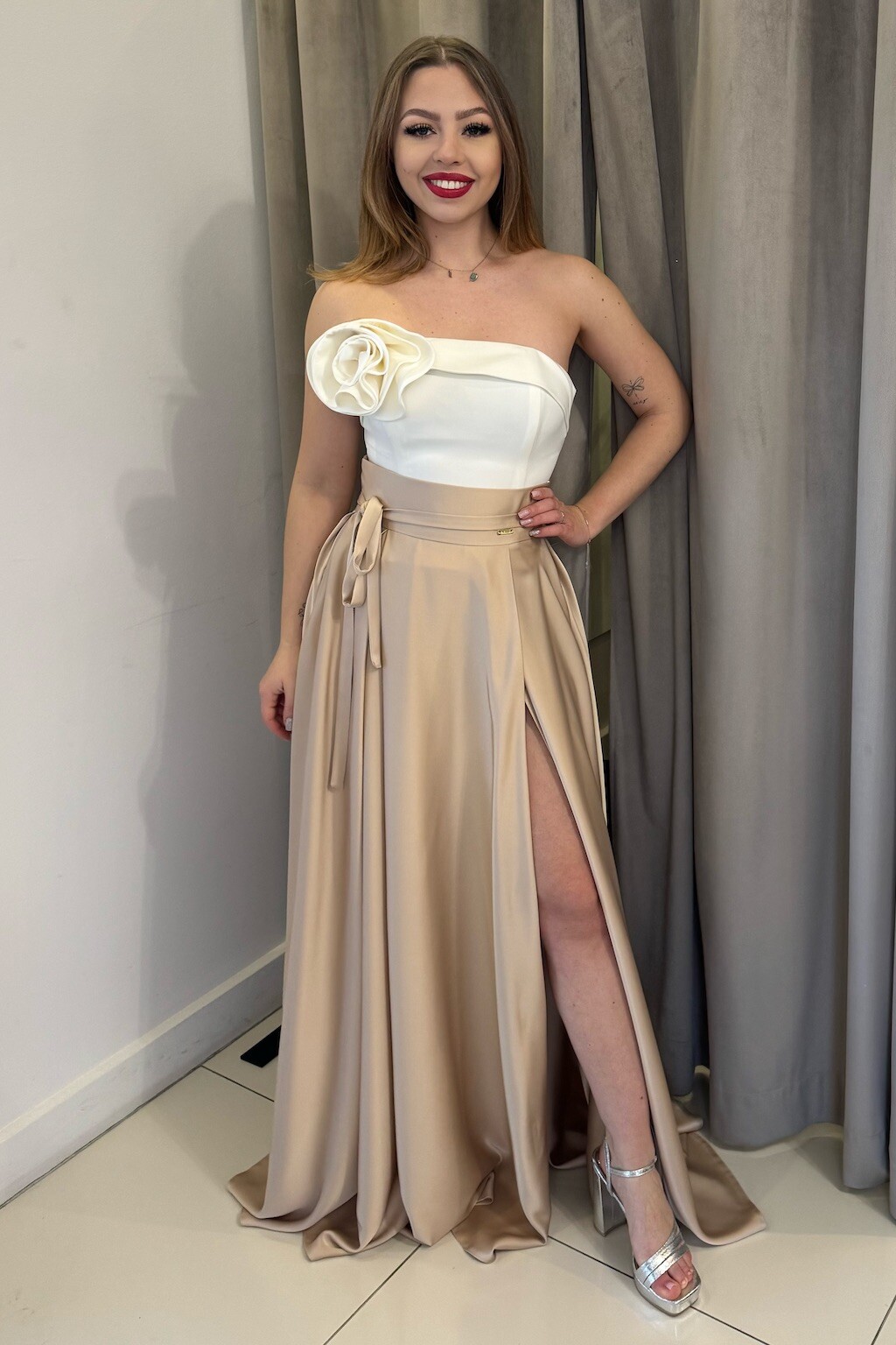 Parisse Zlatá saténová sukňa s rozparkom Veľkosť: XS