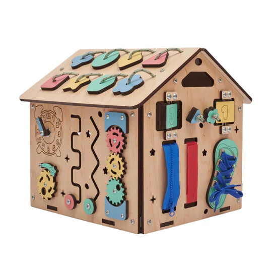 Drevený activity board mini domček