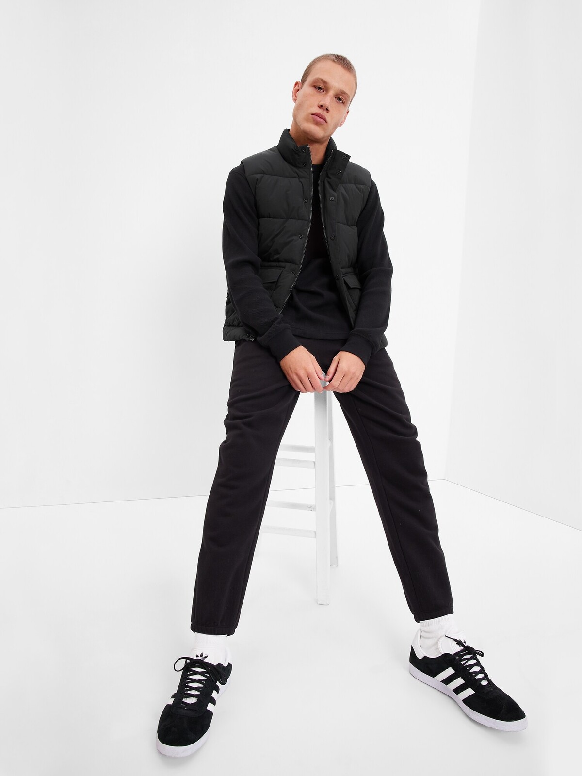 Čierna pánska prešívaná vesta na zips GAP