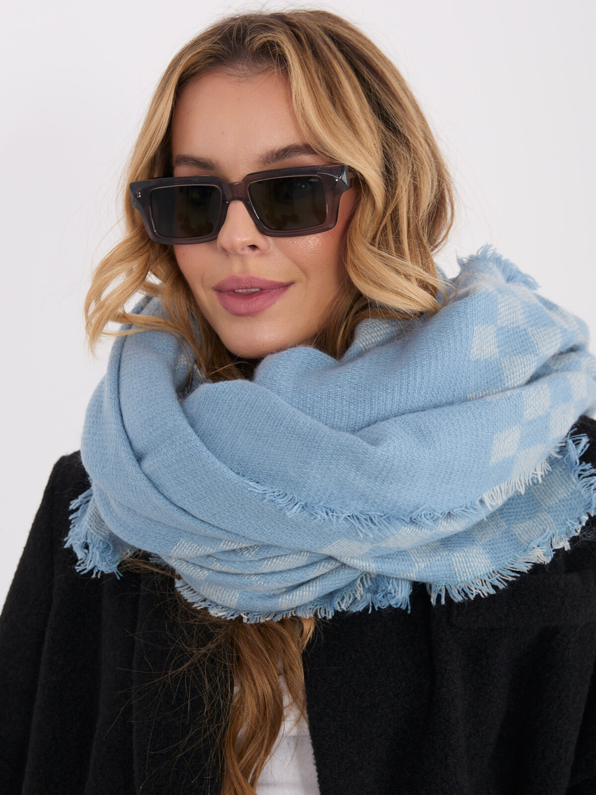 Svetlomodrý šál s kockovaným vzorom