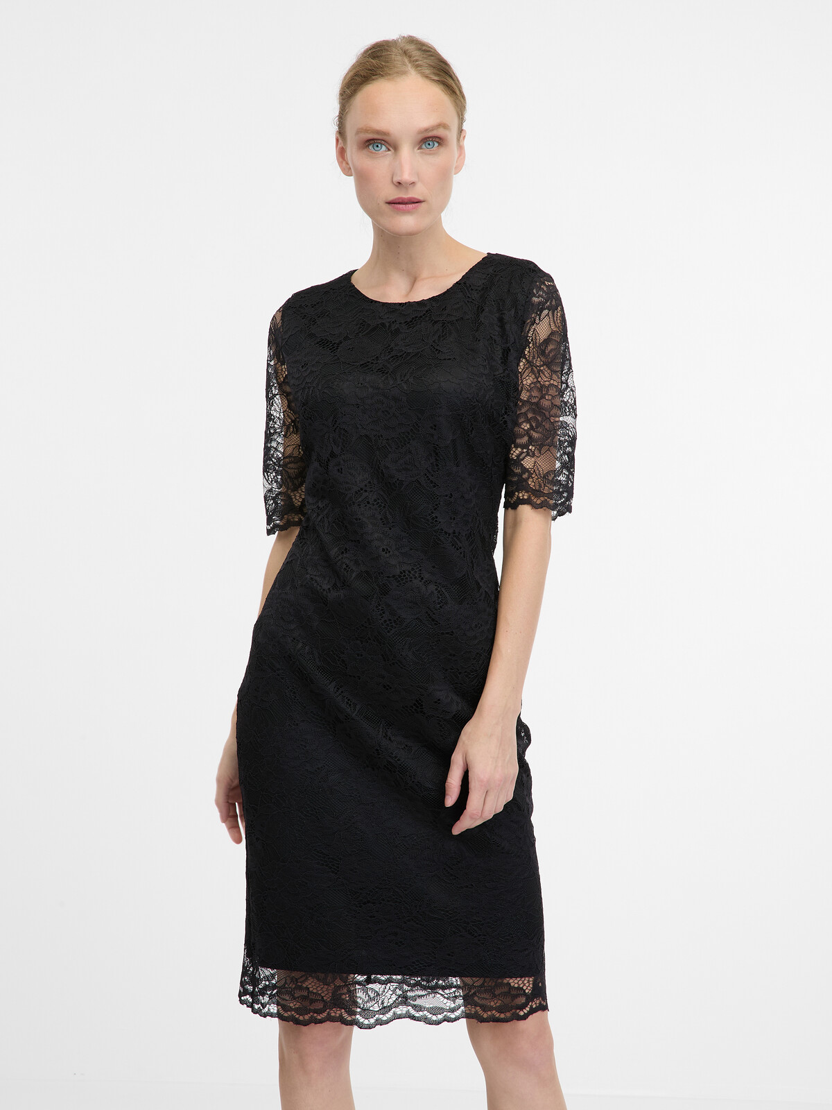 Čierne čipkované puzdrové šaty
