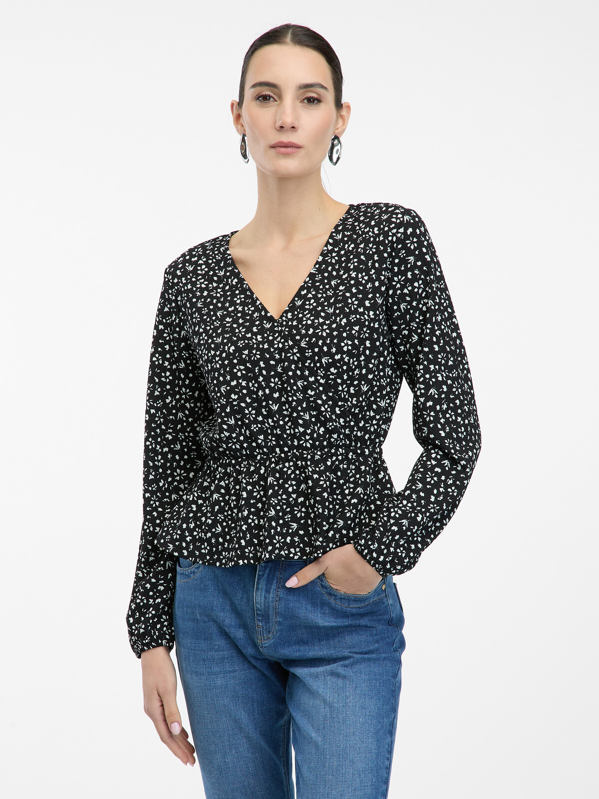 Čierna dámska blúzka s kvetinovým vzorom