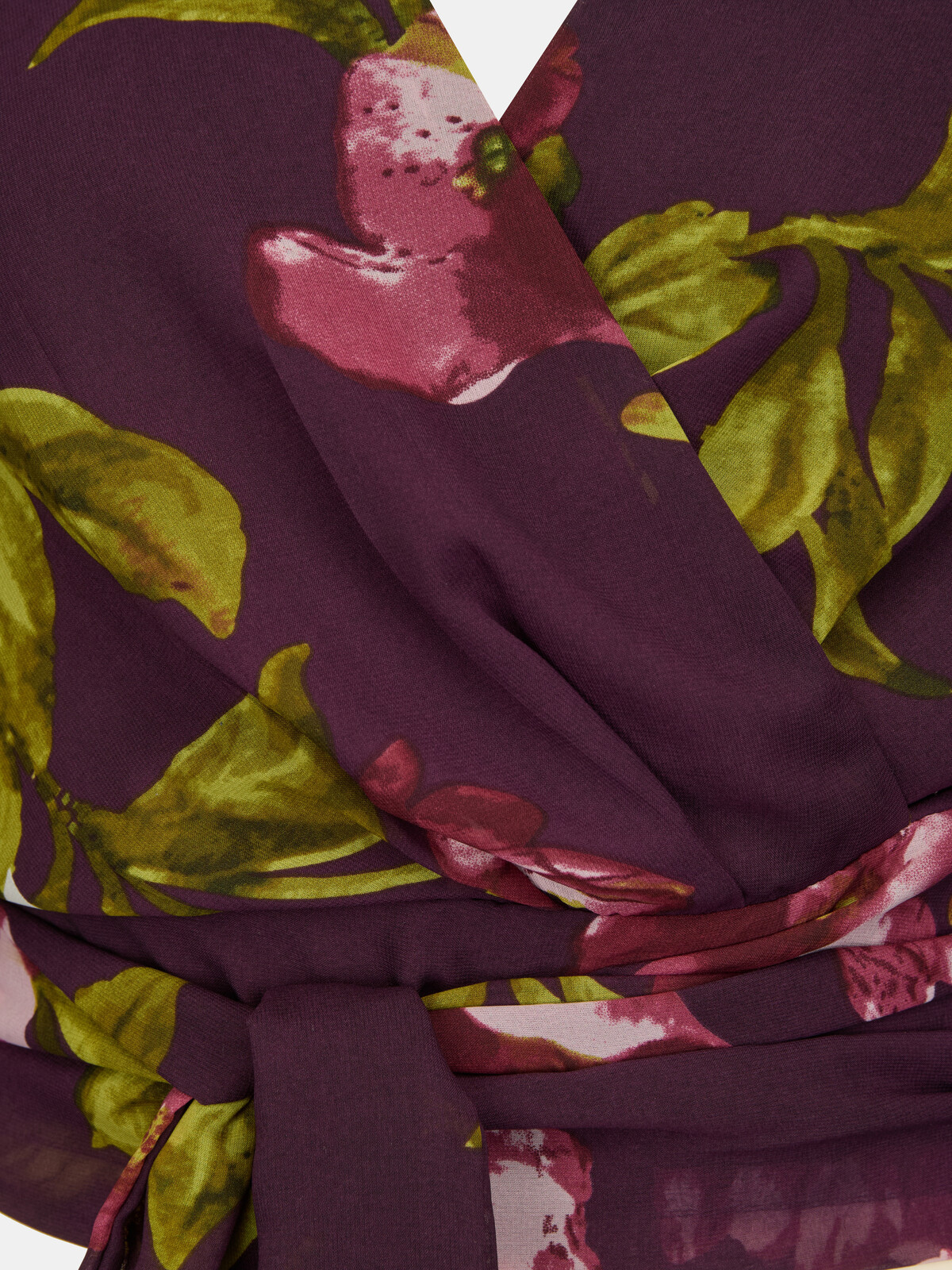 Fialová zavinovacia blúzka s kvetinovým vzorom