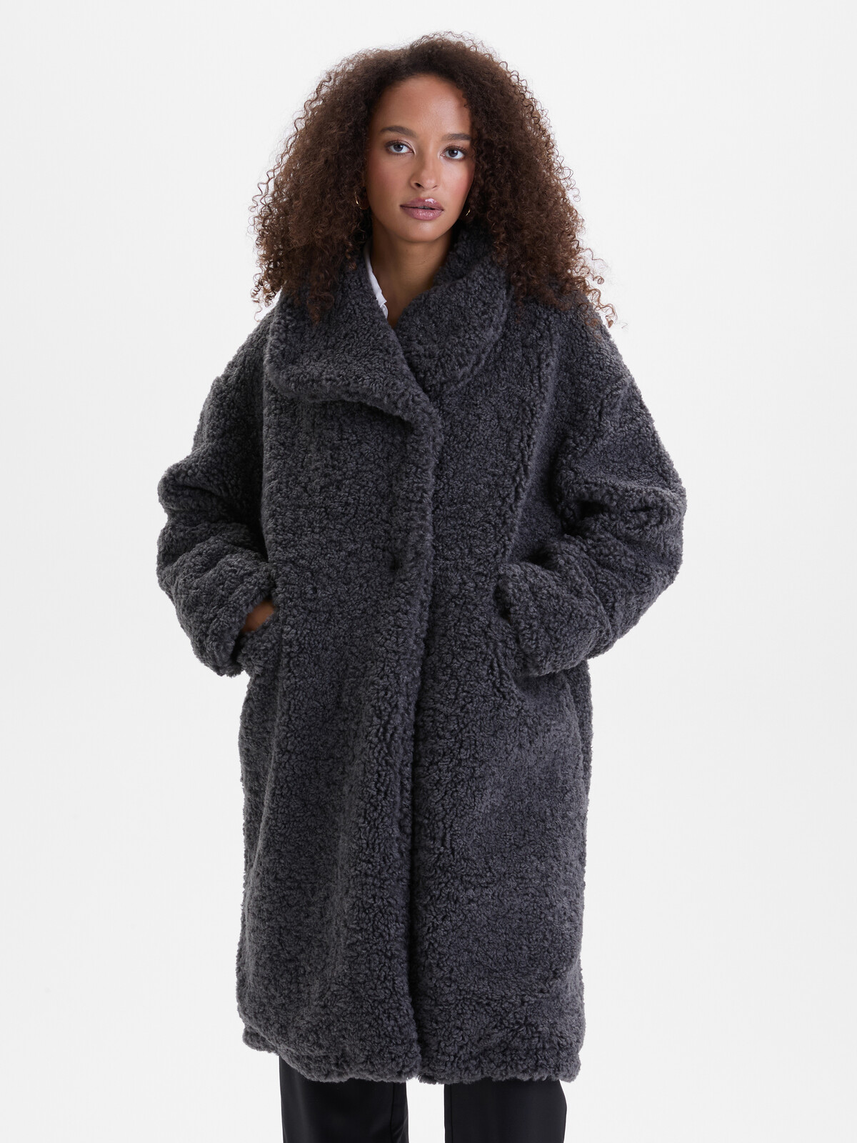 Tmavosivý dámsky kabát z umelej kožušiny