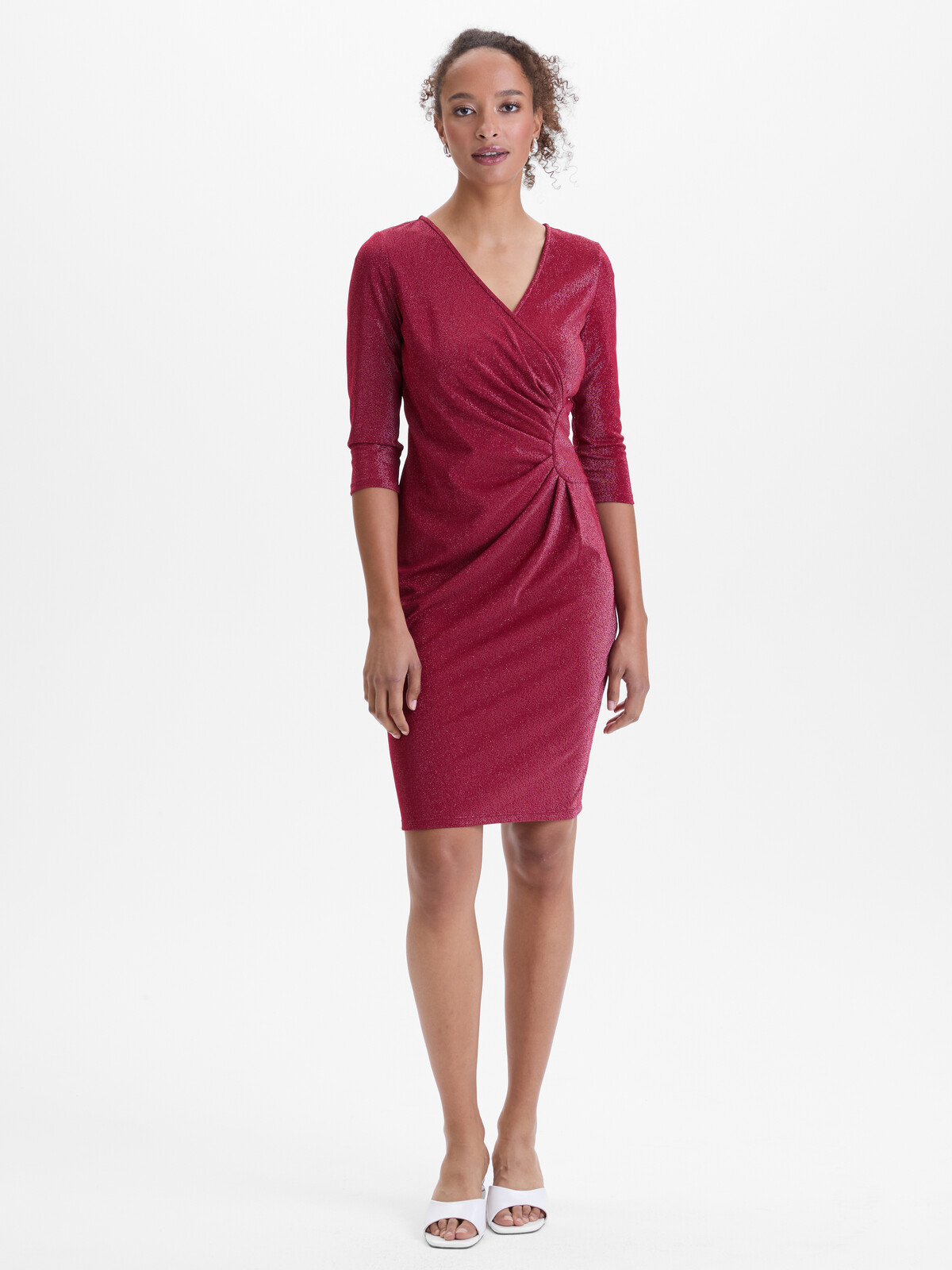 Bordové puzdrové šaty s V-výstrihom