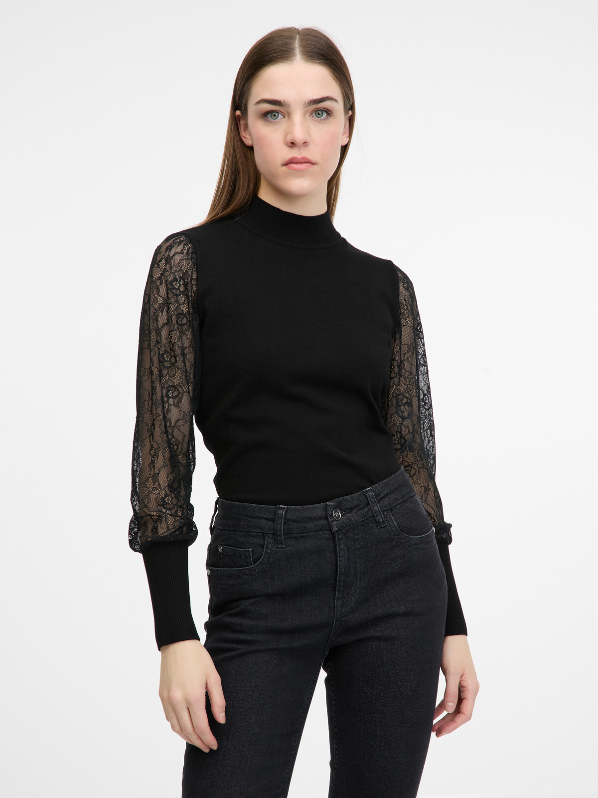 Čierny dámsky sveter s čipkovanými rukávmi