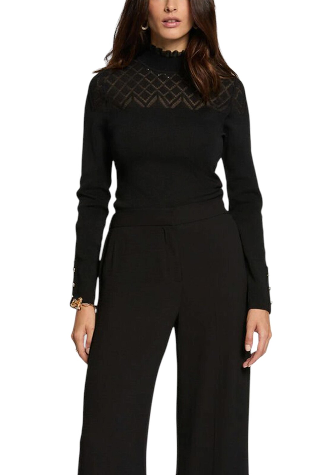 Čierny rolák s čipkovaným detailom