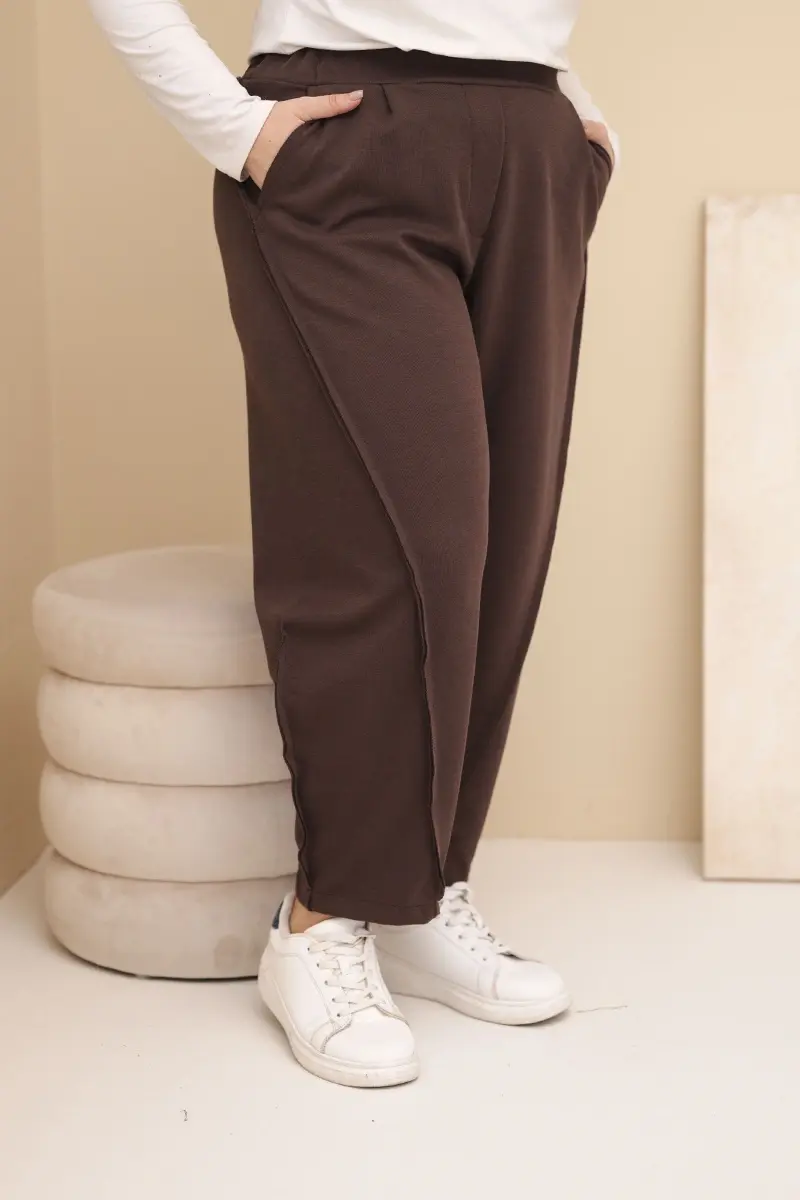 Kesi Włoski Dámske bavlnené nohavice Plus Size s voľným strihom a vysokým pásom hnedé