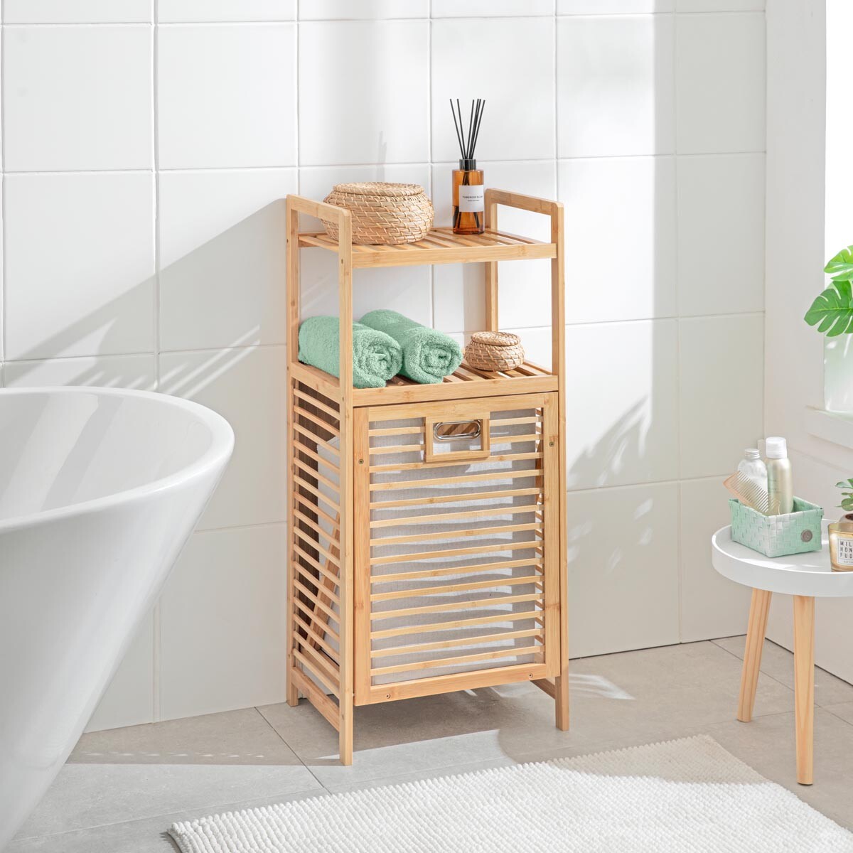 Bambusová polica s košom na bielizeň