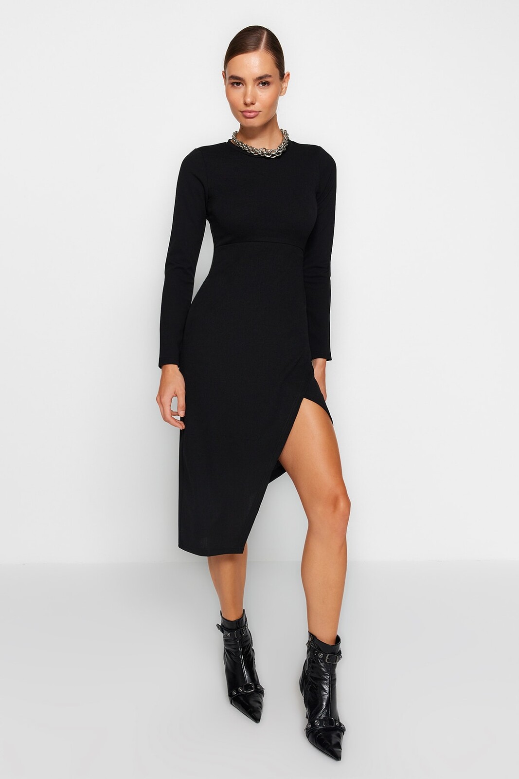 Trendyol Black Crew Neck Slit detailné vypasované midi pletené šaty