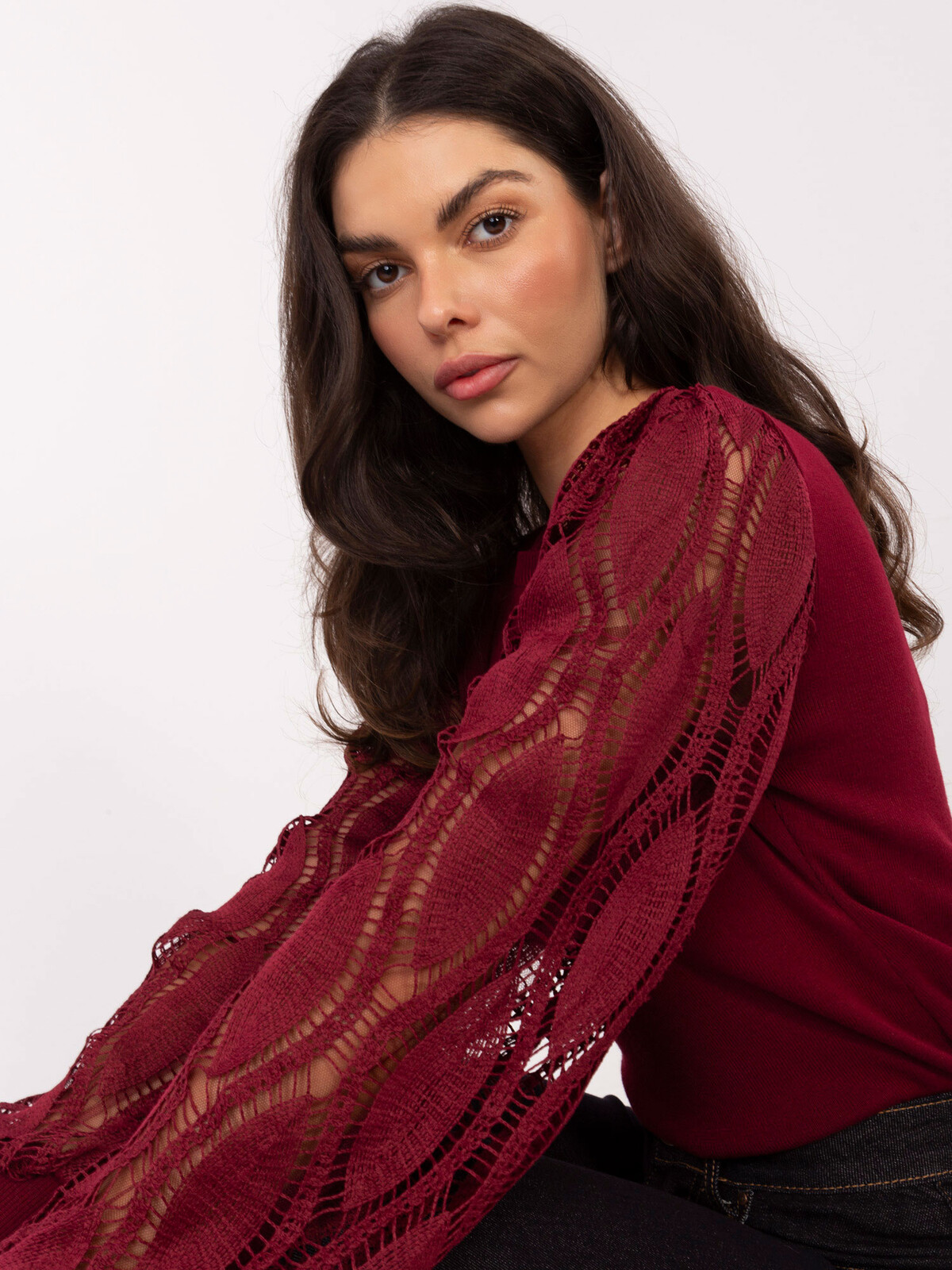 Bordový sveter s čipkovanými rukávmi