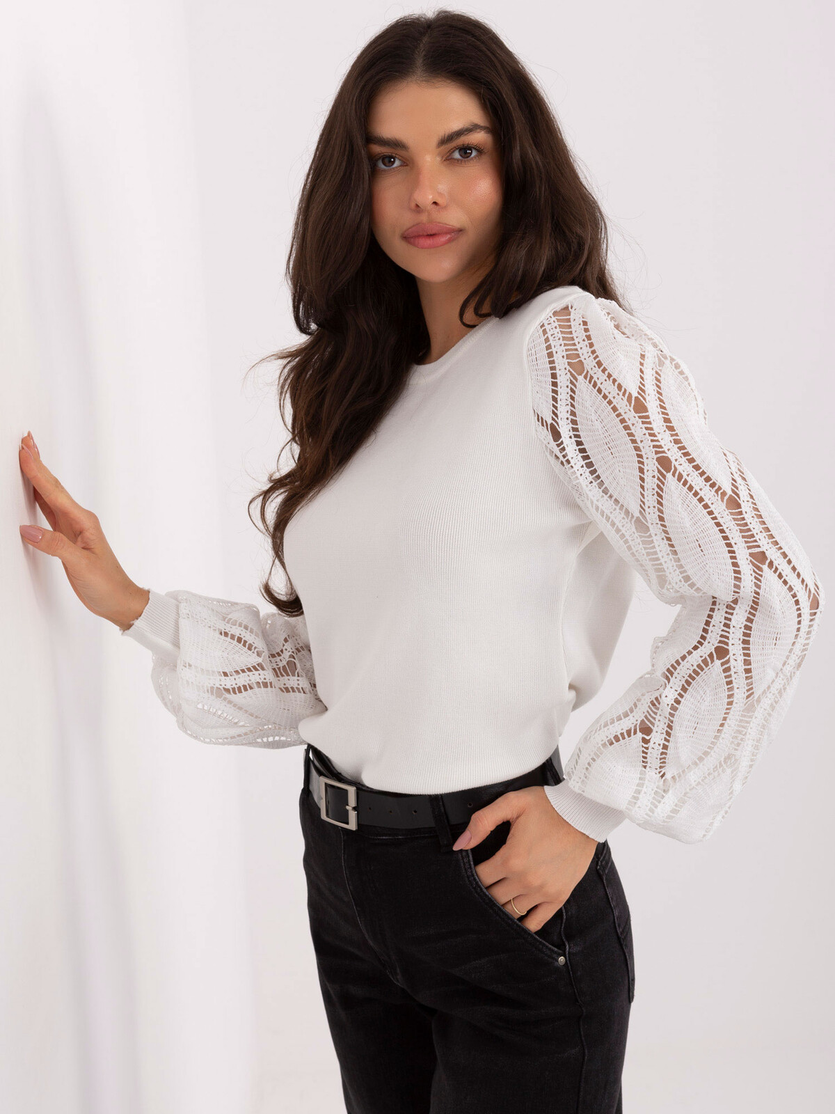 Dámsky sveter s čipkovanými rukávmi