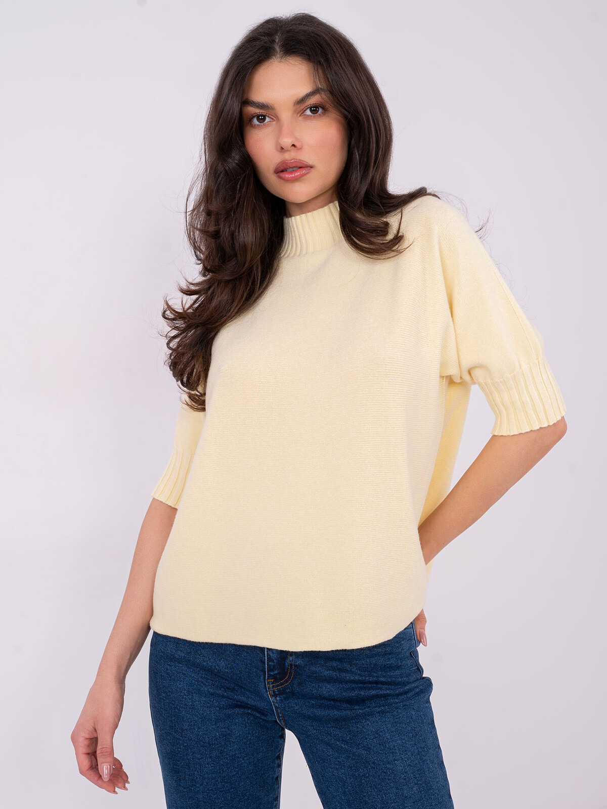 Svetlo žltý sveter s rolákom