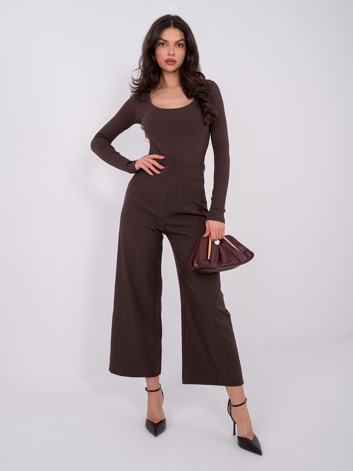 Tmavohnedé rebrované body