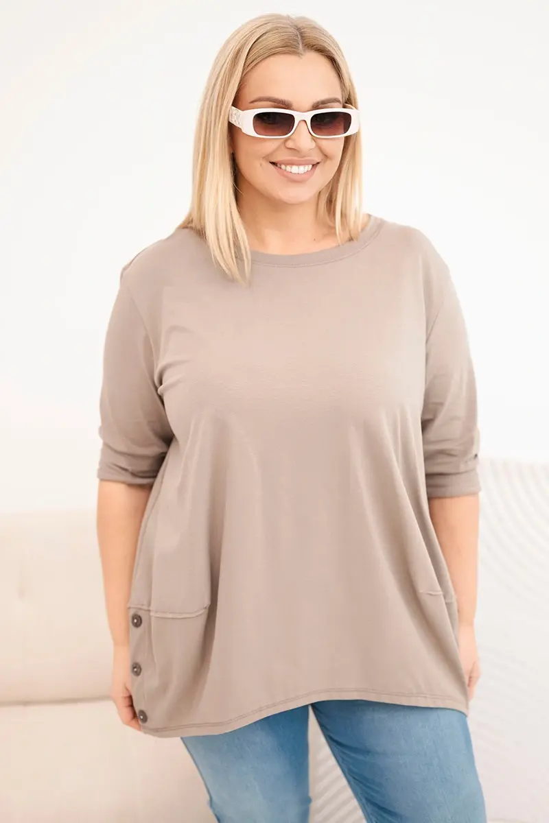 Plus size dámska blúzka s ozdobnými gombíkmi