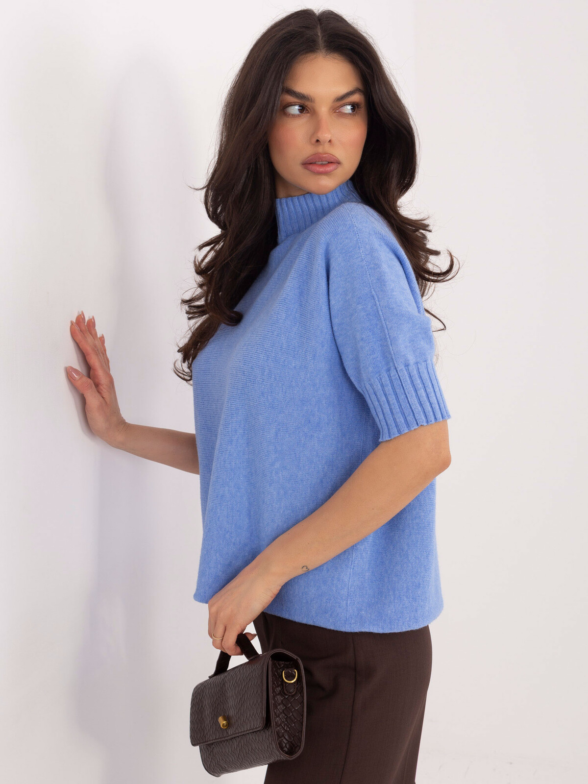 Modrý sveter s krátkym rukávom