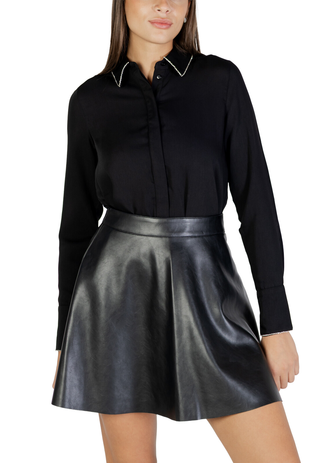 Čierna košeľa a kožená sukňa