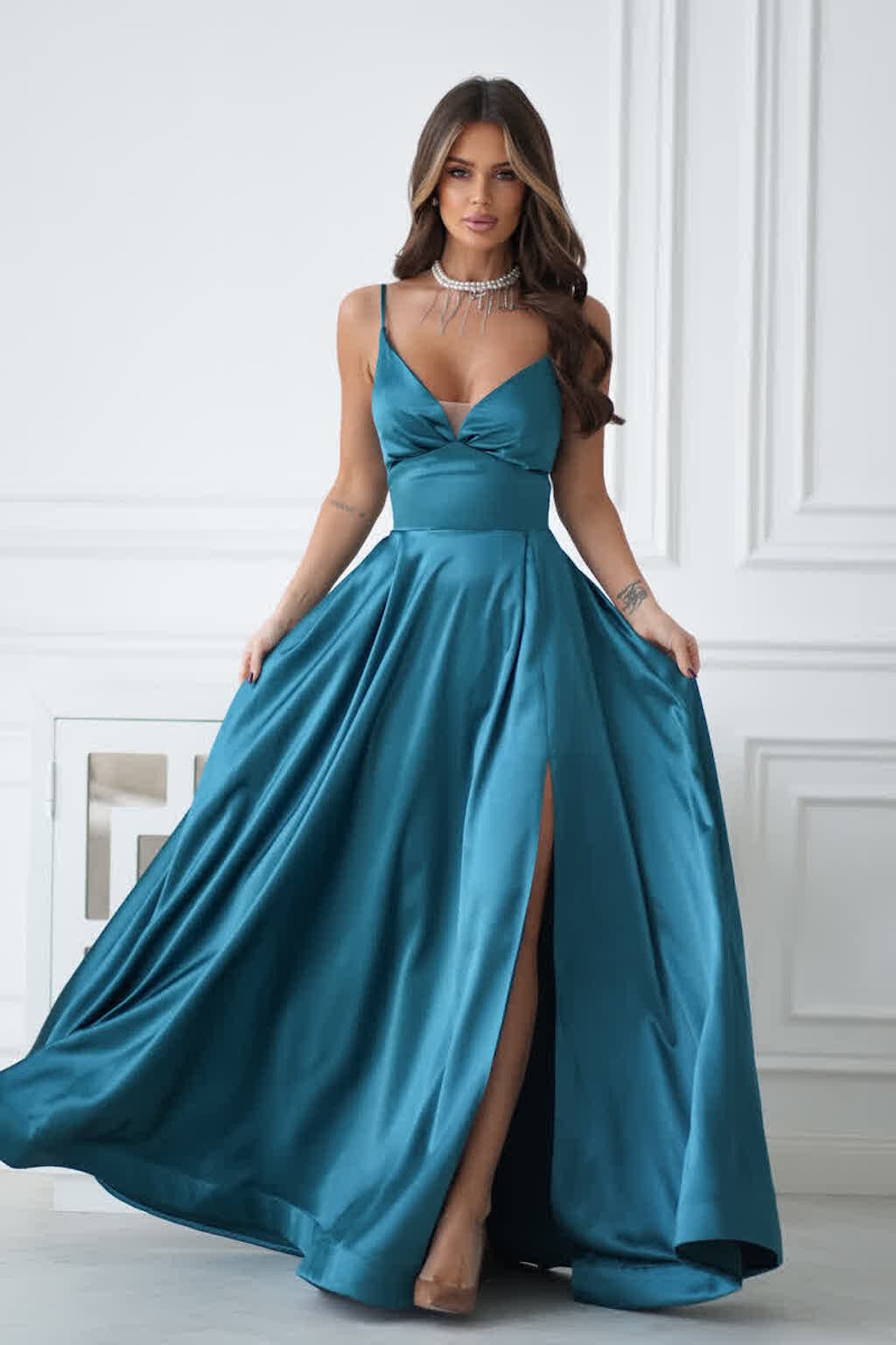 Bicotone Smaragdové saténové šaty s rozparkom Veľkosť: XS