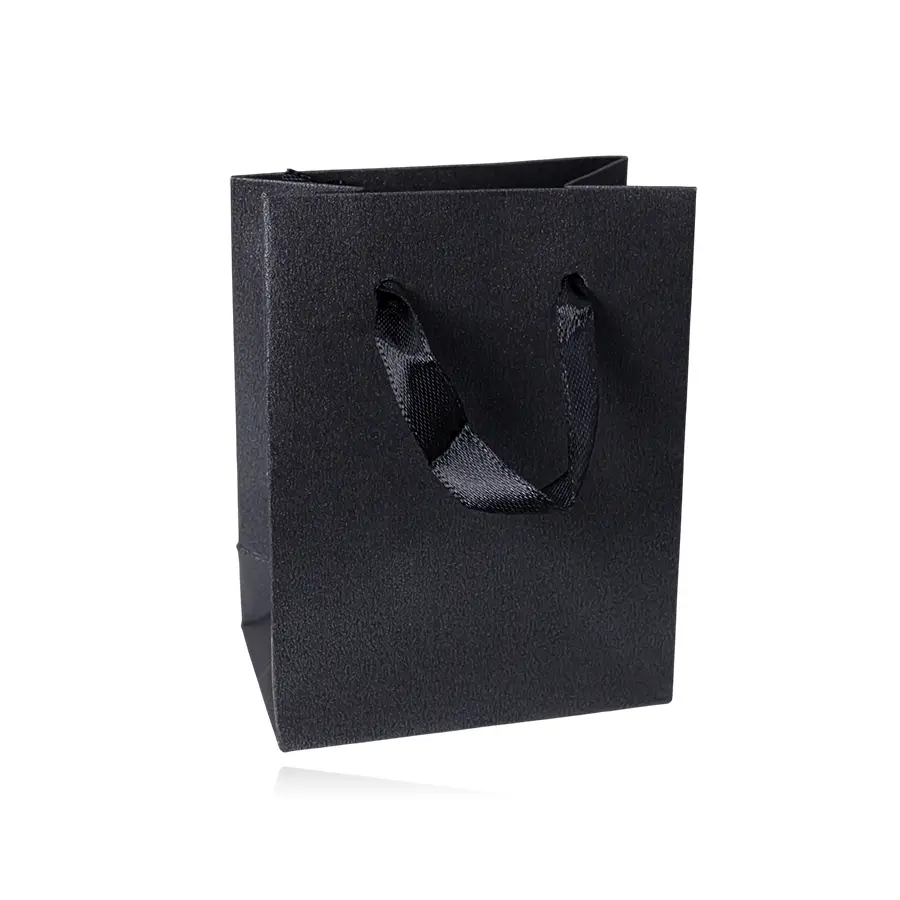 Papierová darčeková taška čiernej farby s matným povrchom