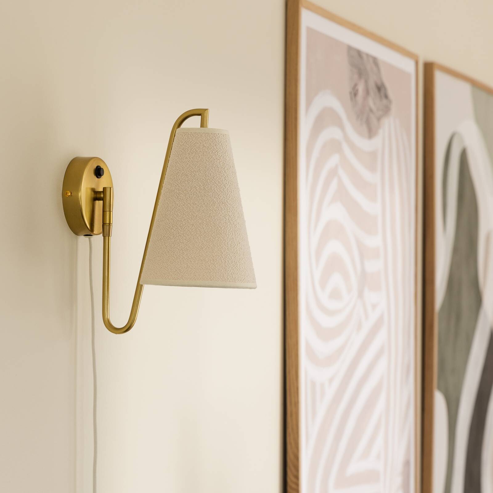 Globen Lighting Nástenné svetlo Lou Bouclé, biela/mosadz, látka