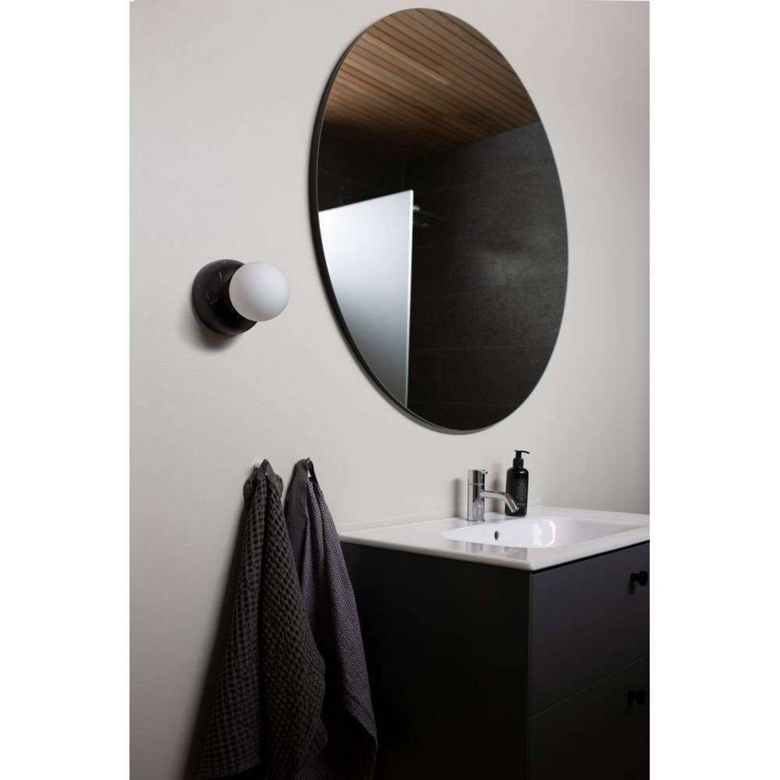 Globen Lighting Nástenné svetlo Torrano, čierne, Ø 13 cm IP44