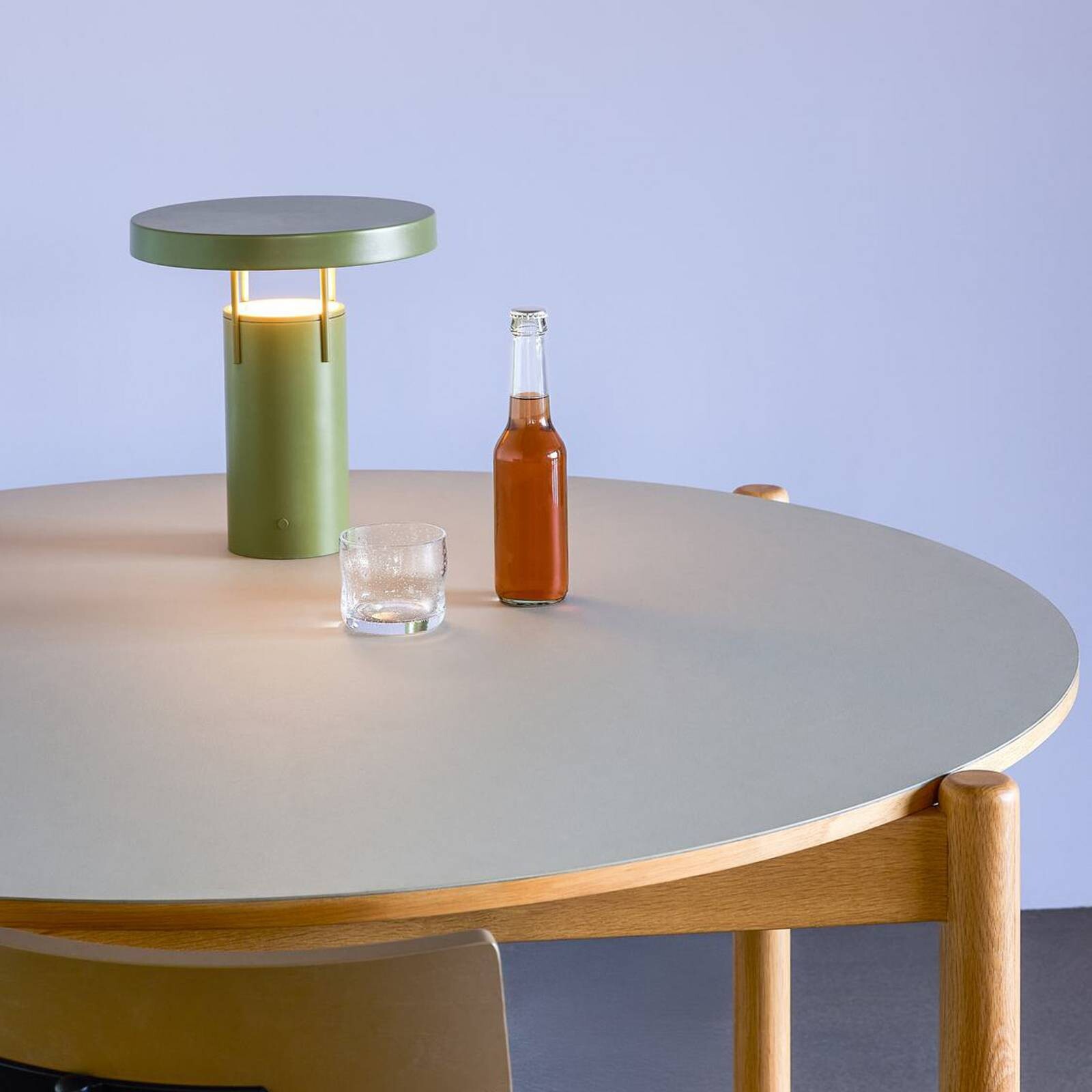 HÜBSCH stolová LED lampa BringMe Mini, zelená, výška 20 cm