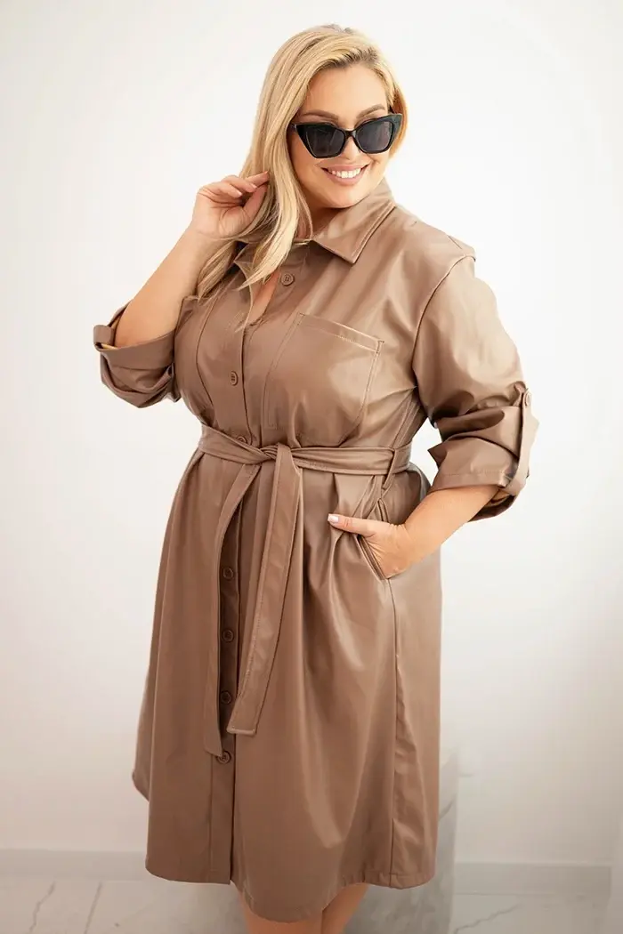 Kesi Dámska sukňa z eko kože Plus Size s opaskou a golierom fango