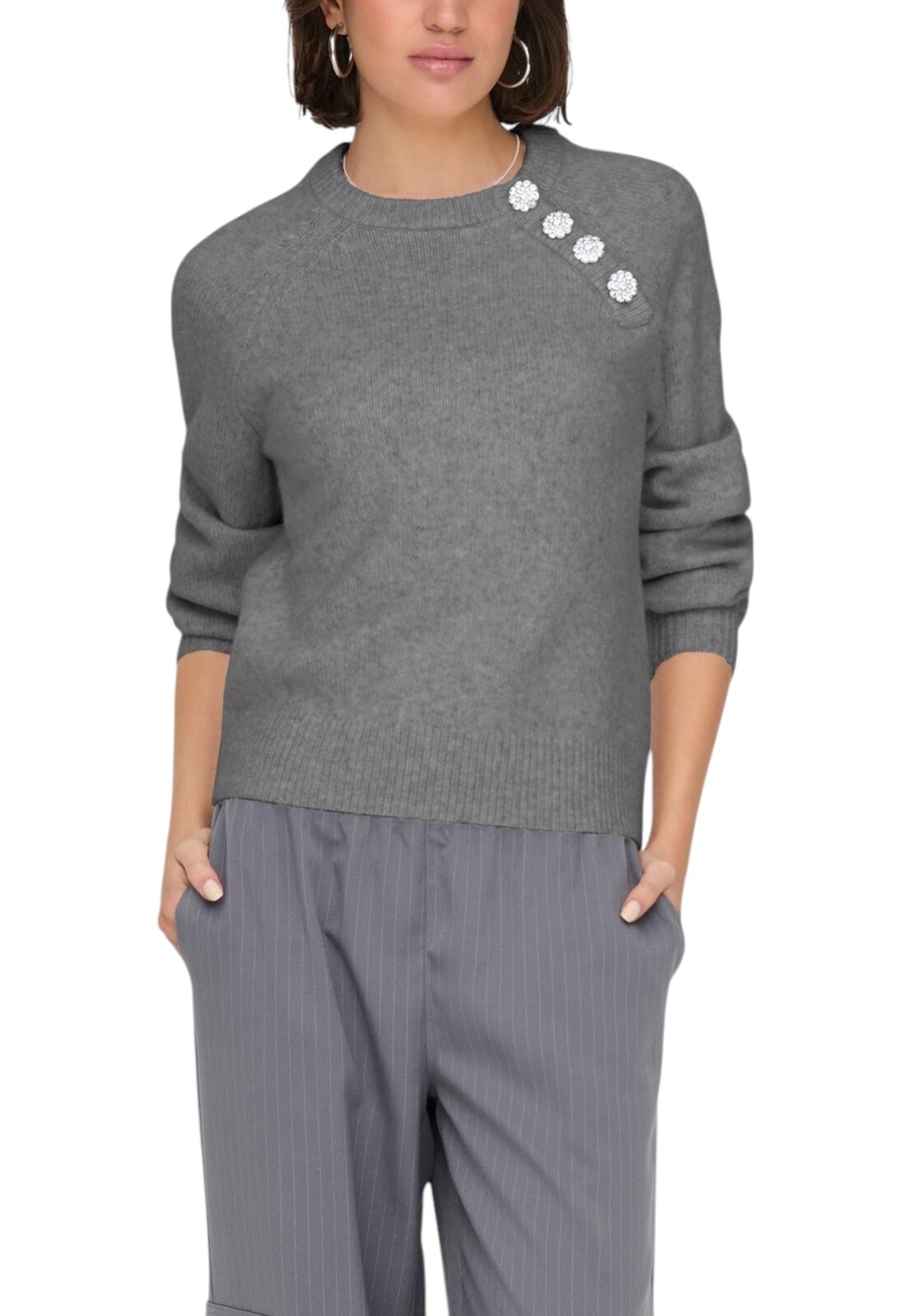 Šedý sveter s ozdobnými gombíkmi