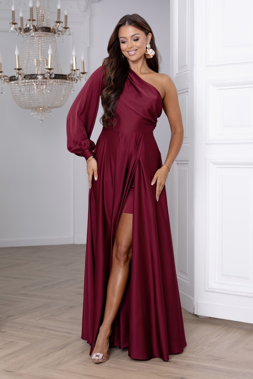 Lacoria Bordové saténové šaty s jednym rukávom Veľkosť: M