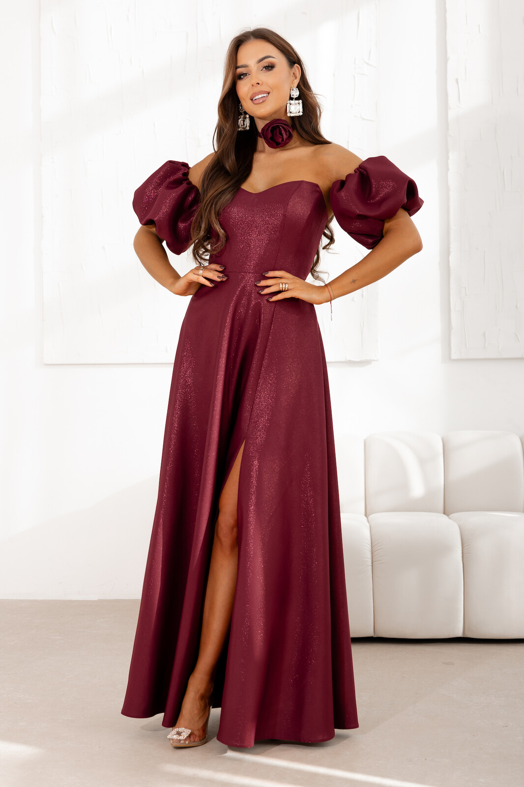 Lacoria Bordové trblietavé šaty s rozparkom Veľkosť: XS