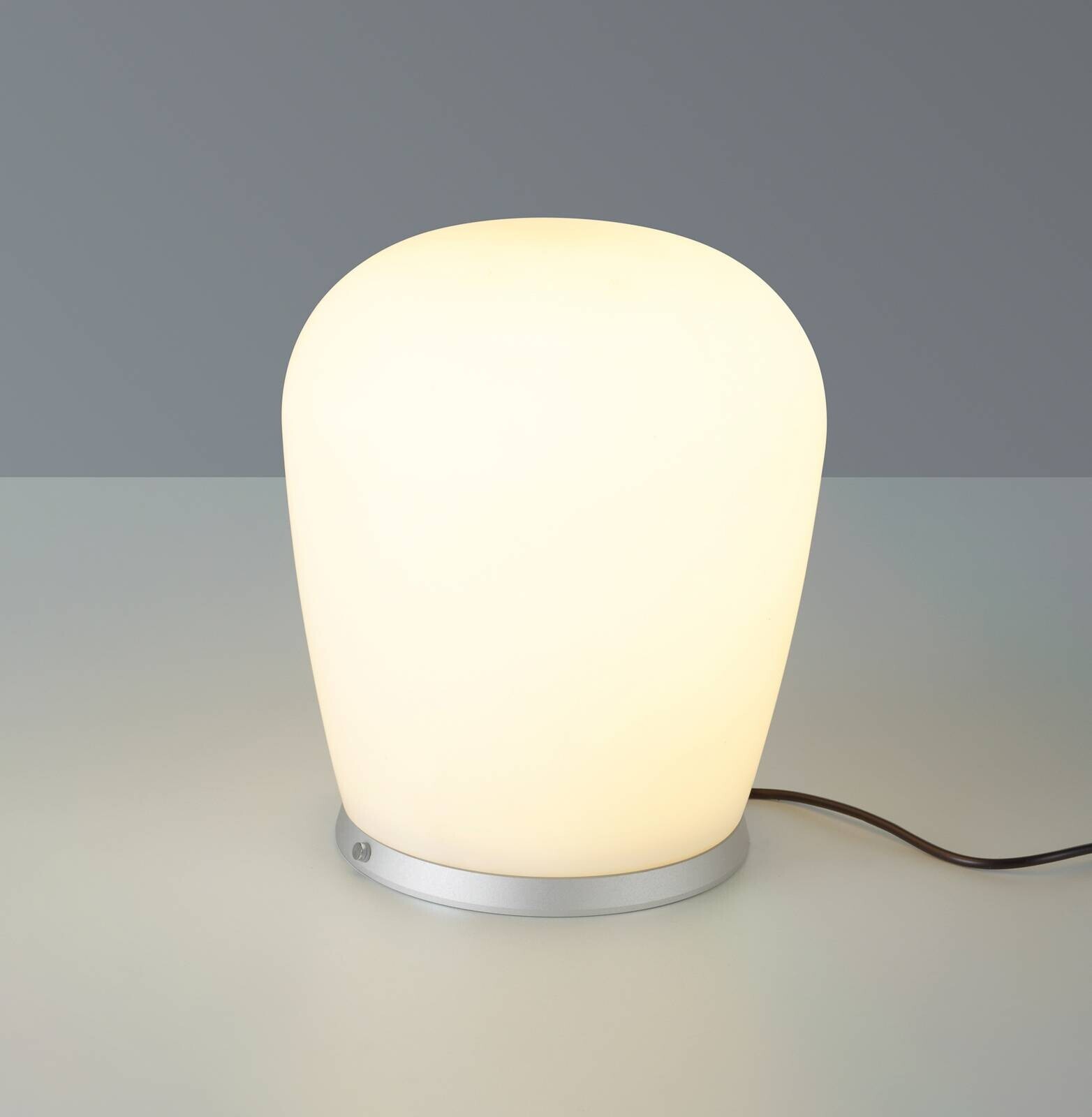 Bopp stolová LED lampa Cara, hliníková farba, Ø 18 cm, sklo