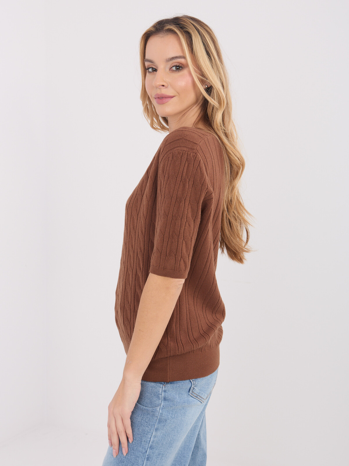 Svetlohnedý sveter s výstrihom do V