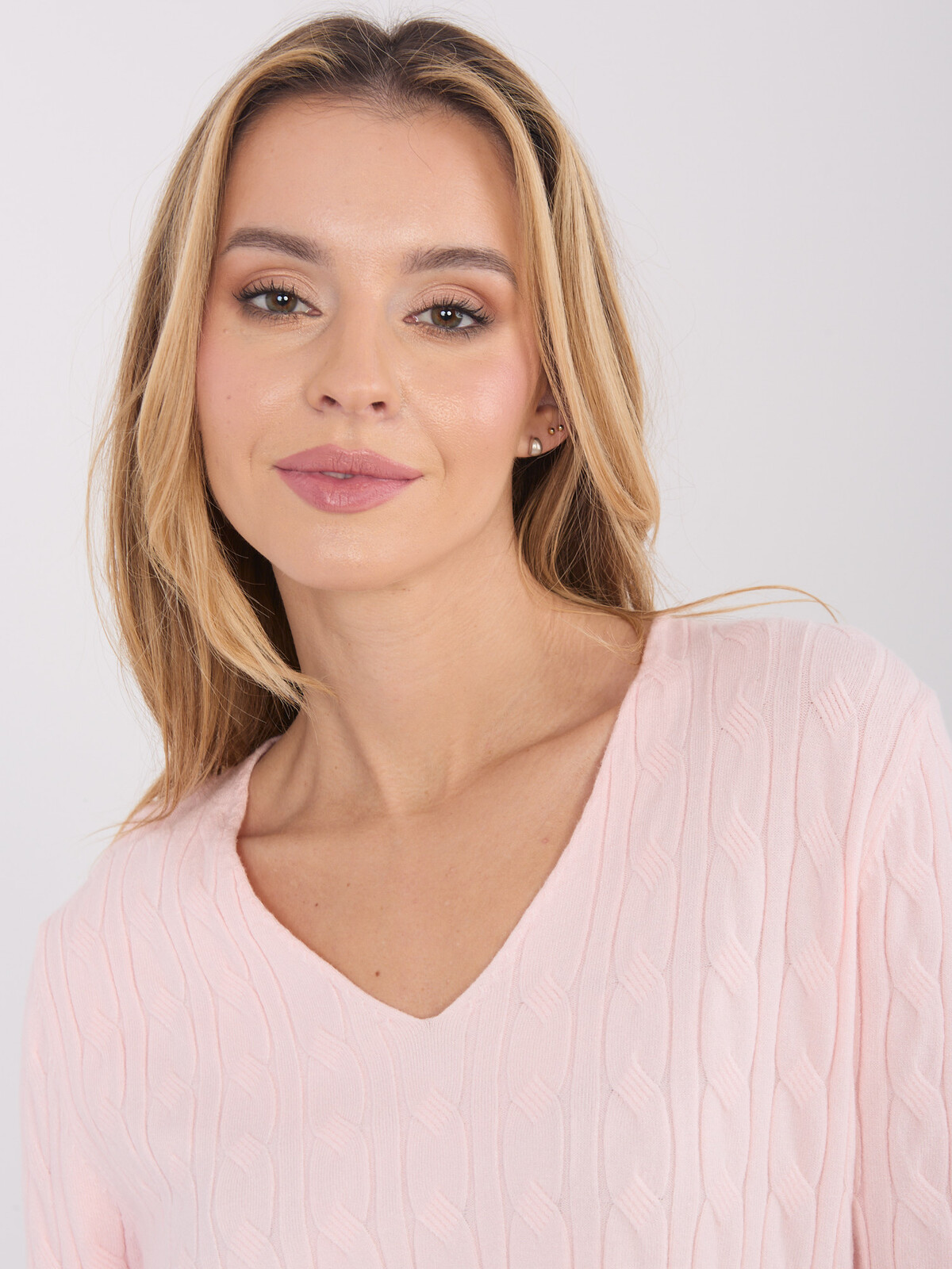 Svetloružový sveter s výstrihom do V