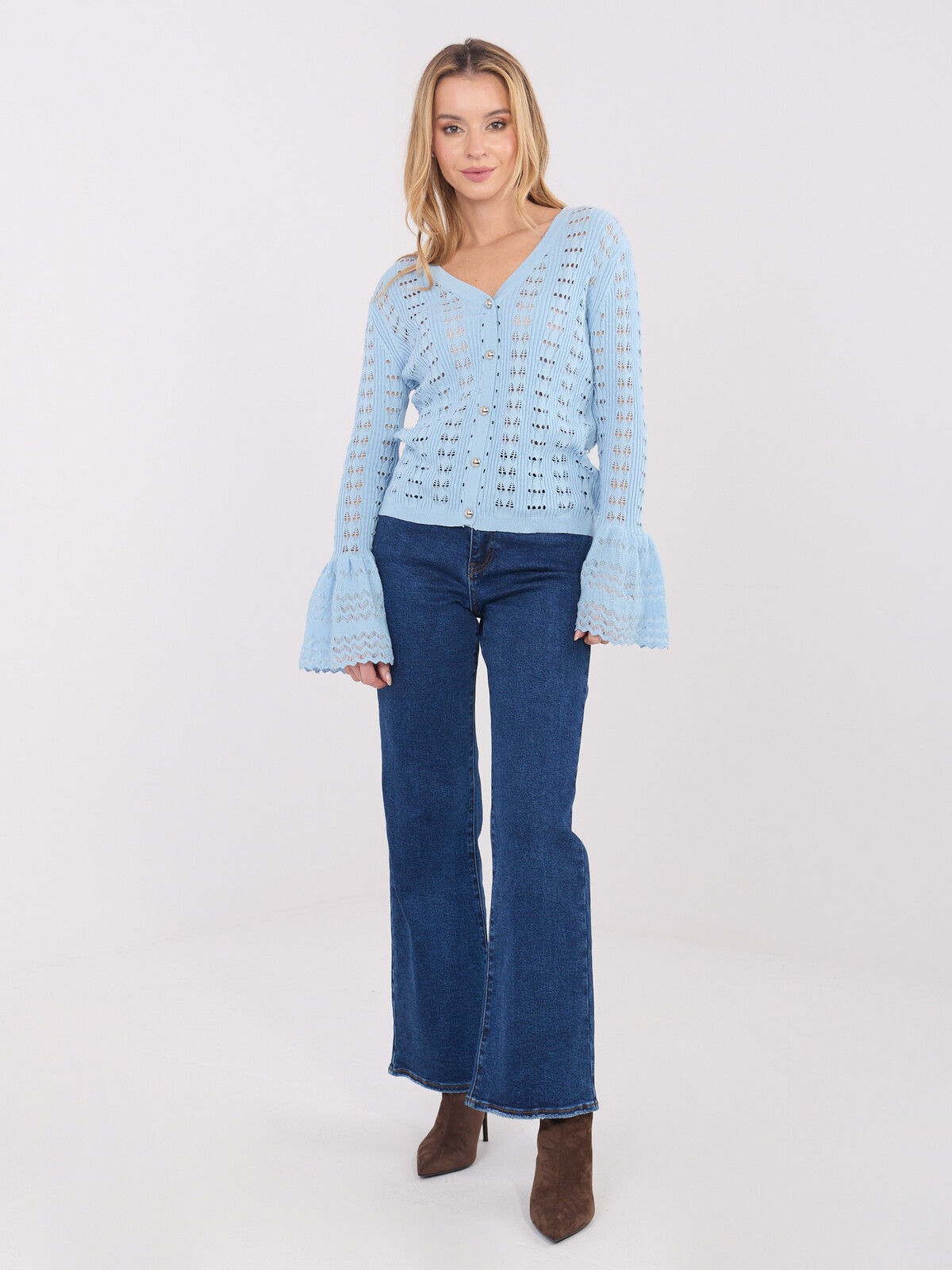 Svetlomodrý sveter s volánovými rukávmi