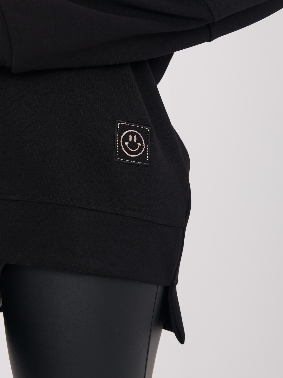 Čierna mikina s úsmevom