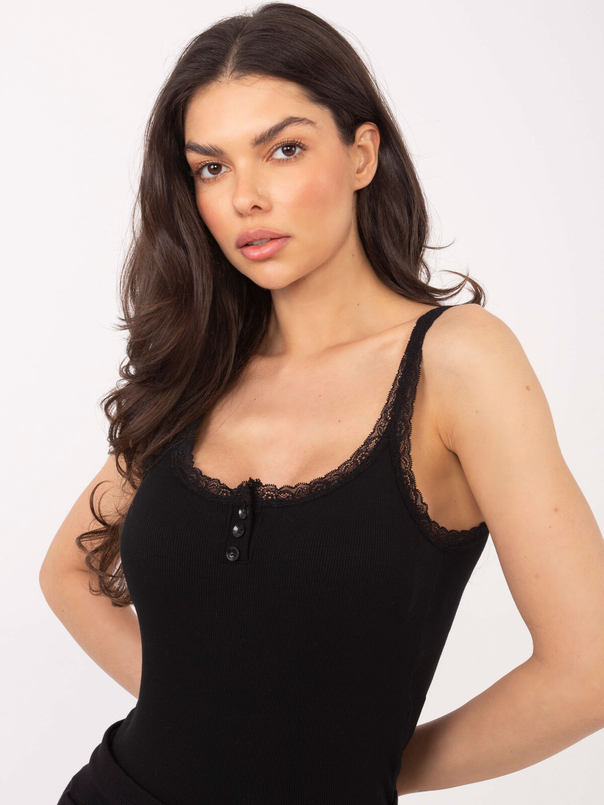 Čierny top s čipkou a gombíkmi