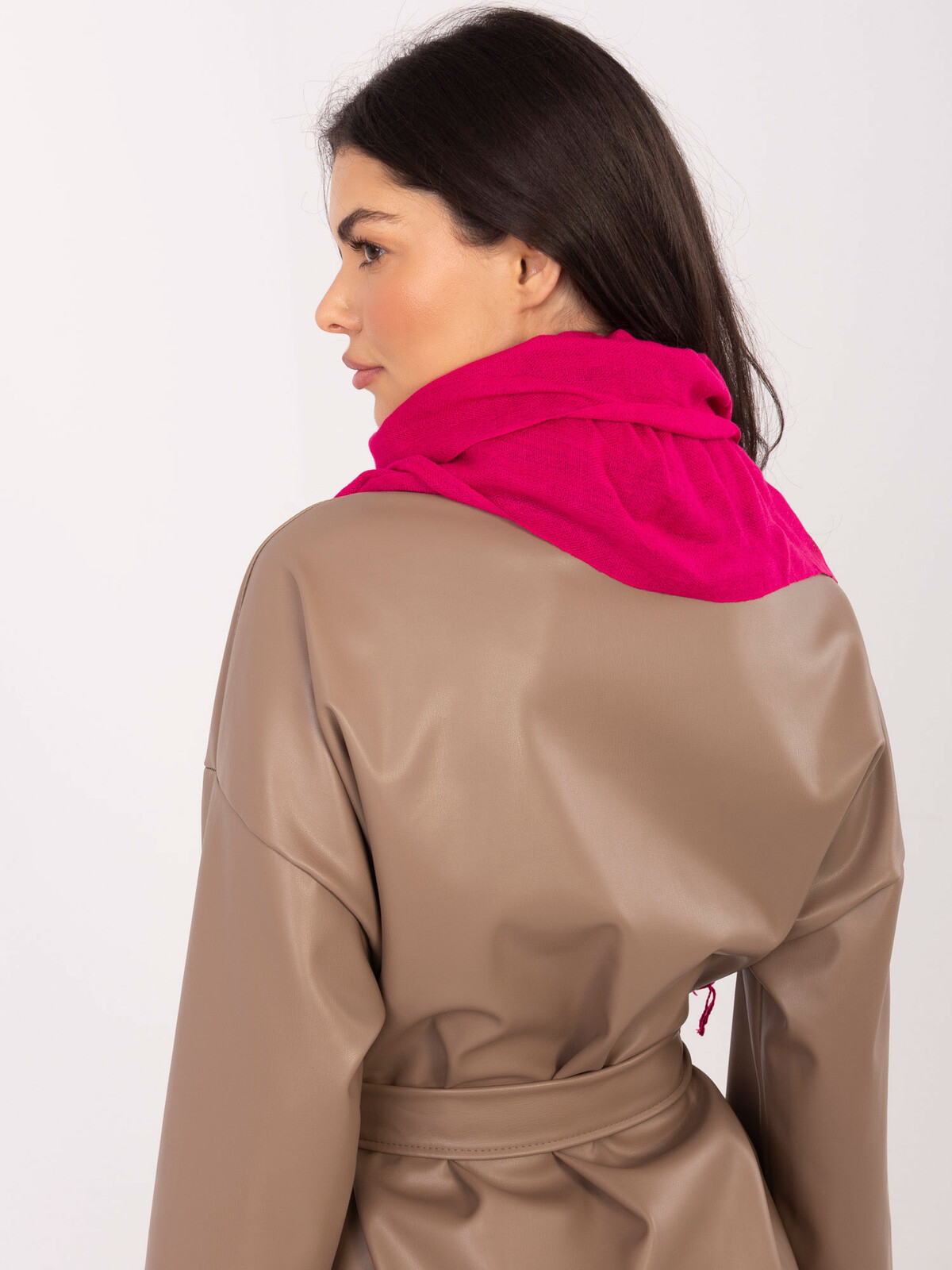 Fuchsiový šál s ozdobami