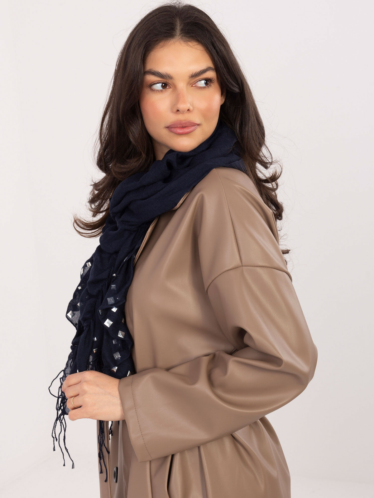 Tmavomodrý šál s ozdobami