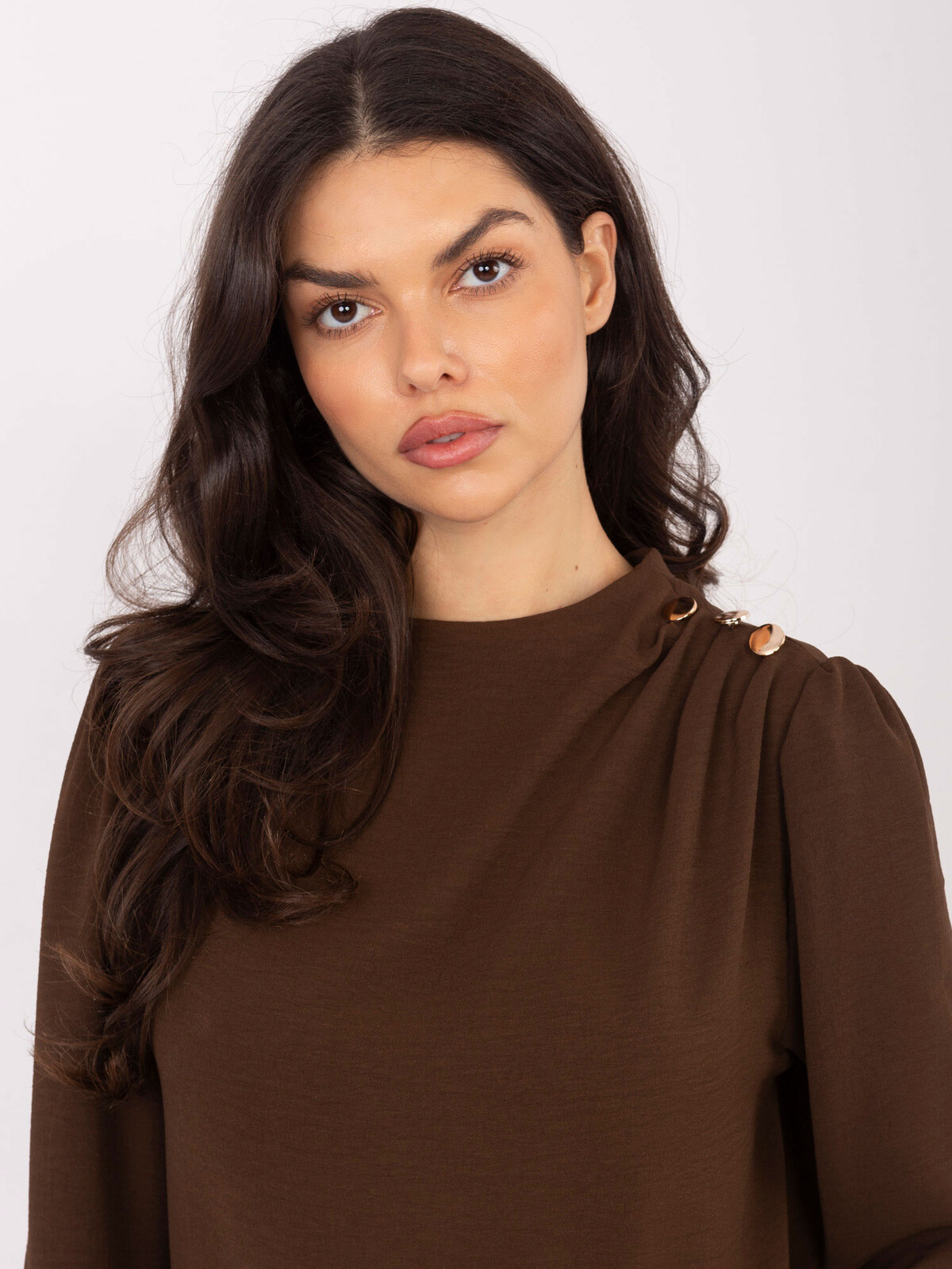 Hnedá blúzka s ozdobnými gombíkmi