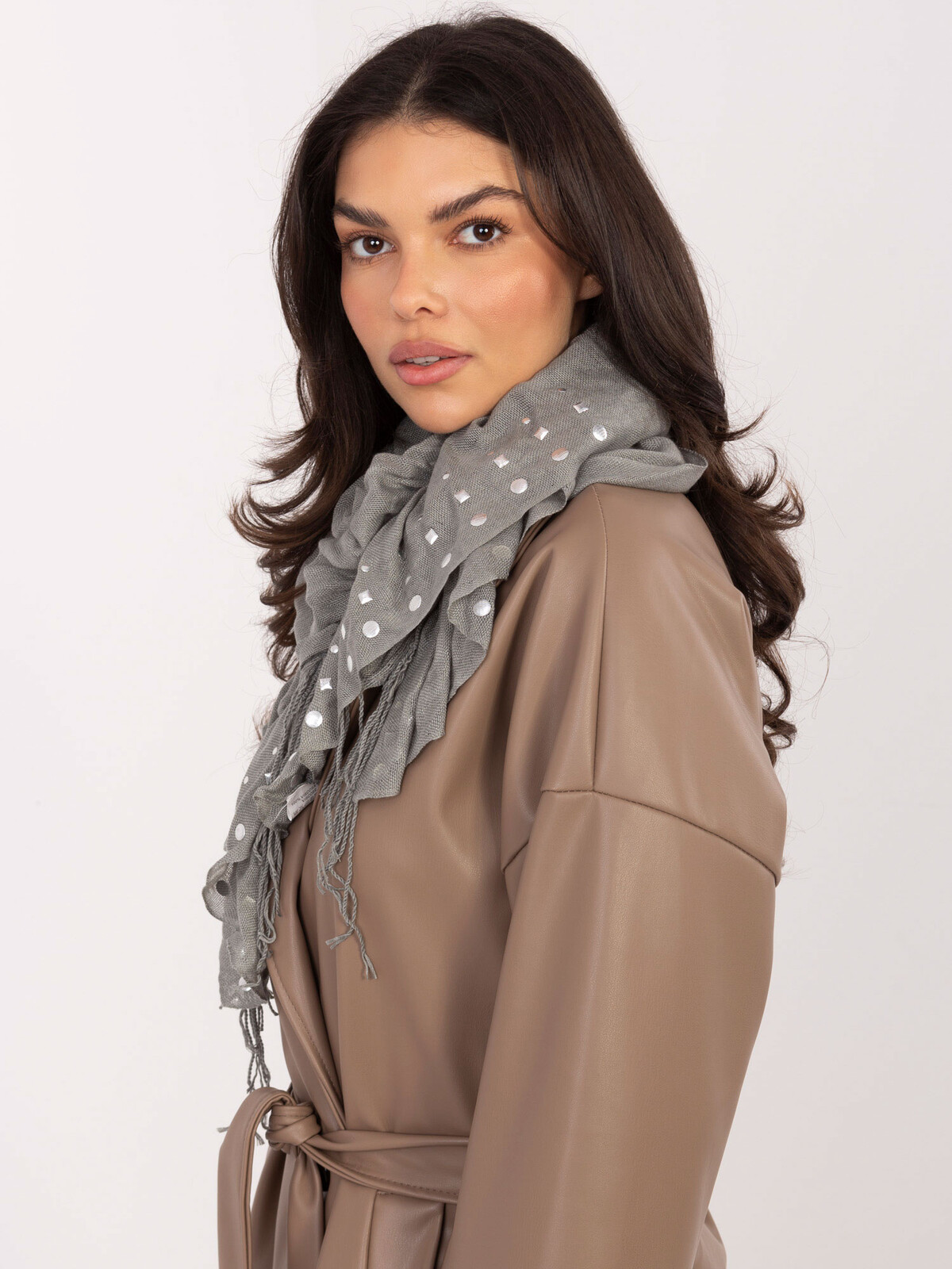 Šedá šatka s bodkami
