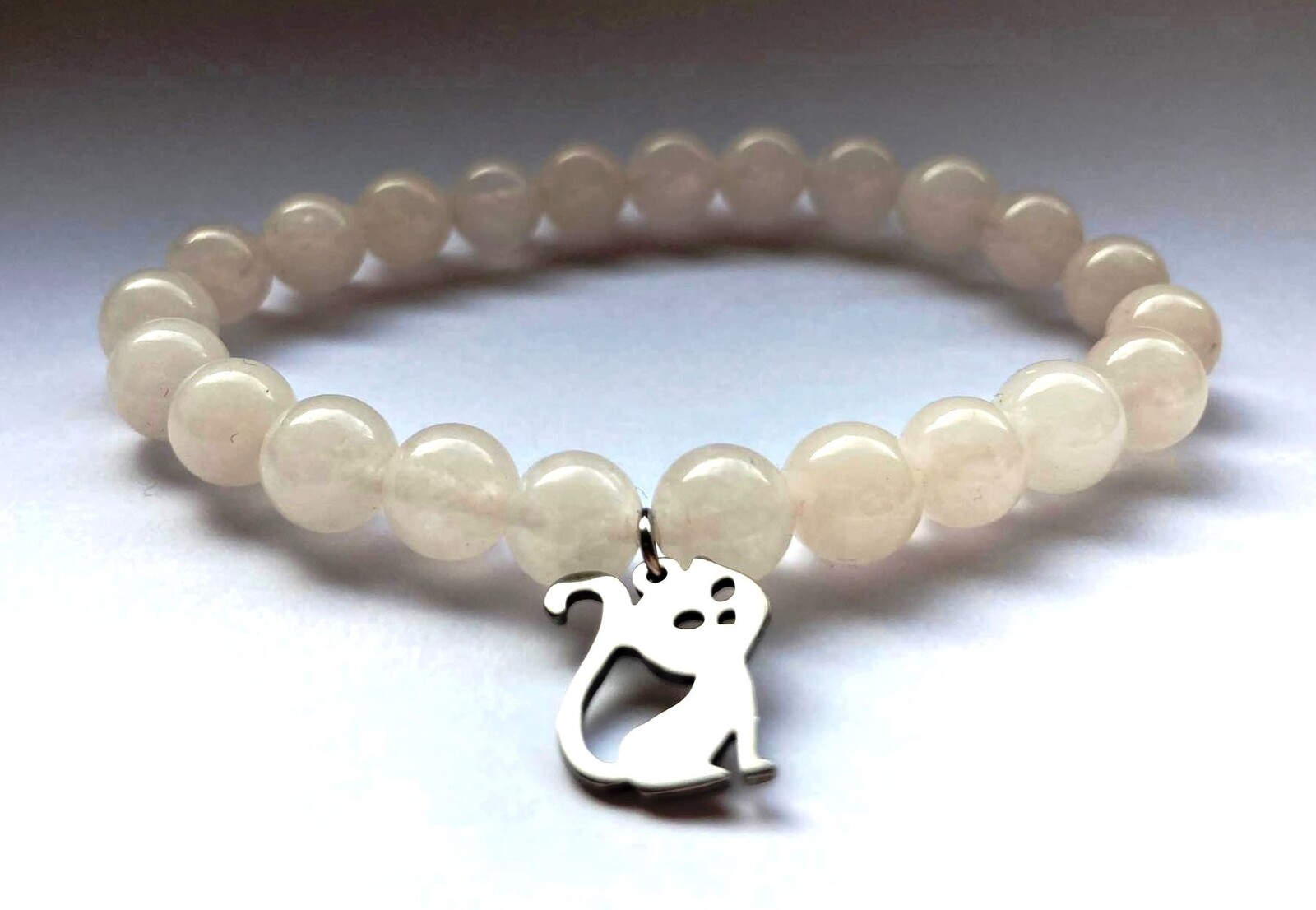 Minerálny náramok s mačkou - krištáľ a chirurgická oceľ