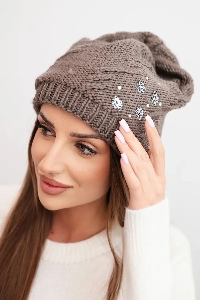 Dámska zimná čiapka s aplikáciami K468 mocha