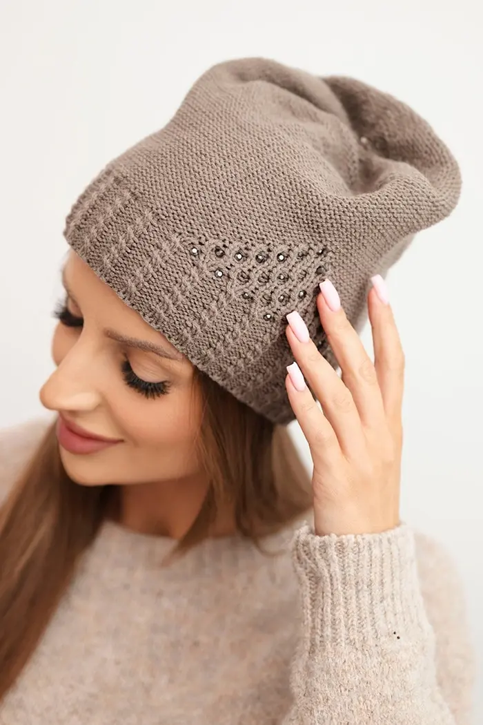 Dámska zimná čiapka s ozdobným úpletom a cvokmi