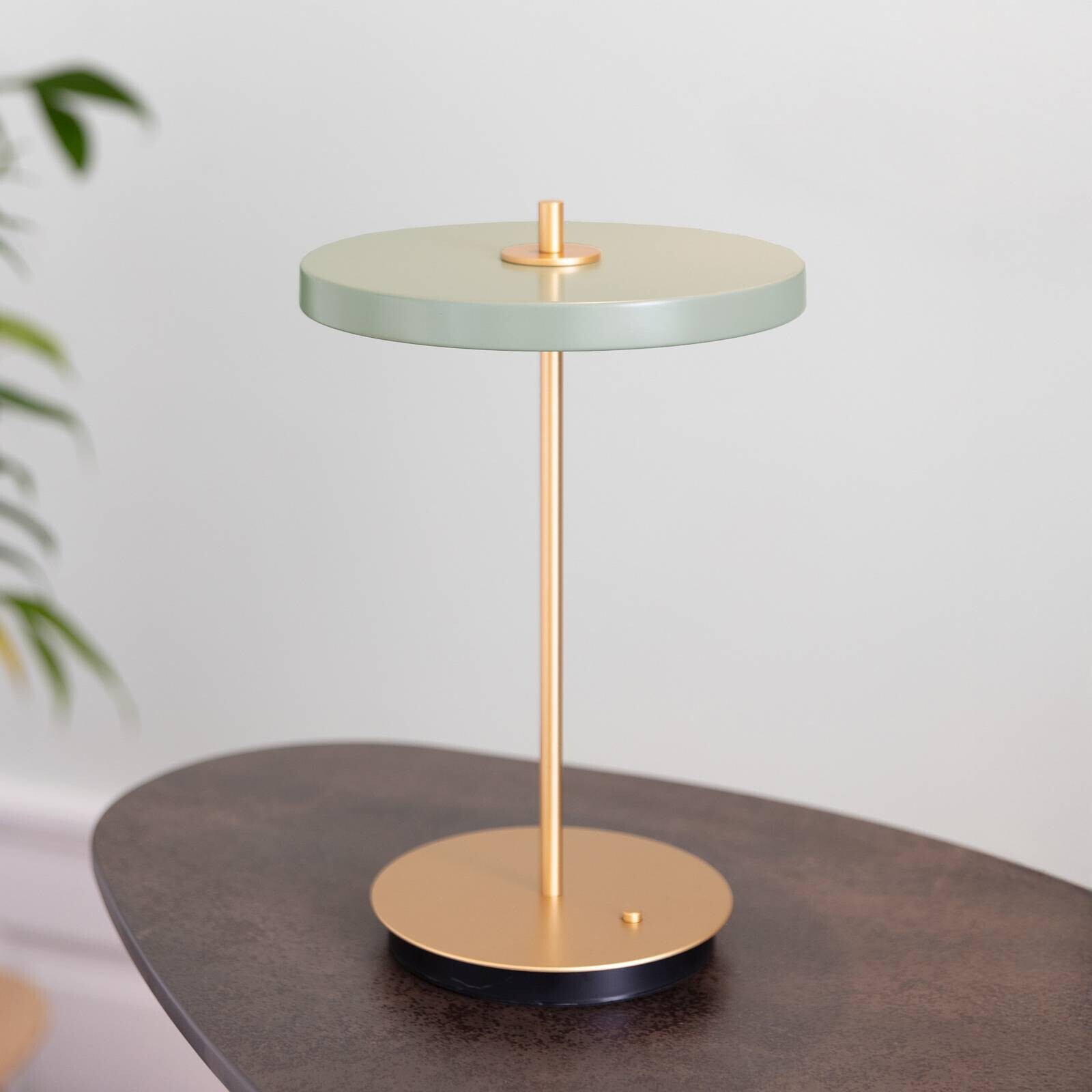 UMAGE stolová LED lampa Asteria Move olivovo zelená/mosadz 31 cm