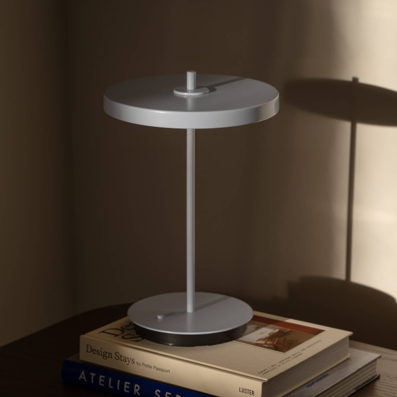 UMAGE LED dobíjacia stolná lampa Asteria Move fog grey uni, 31cm