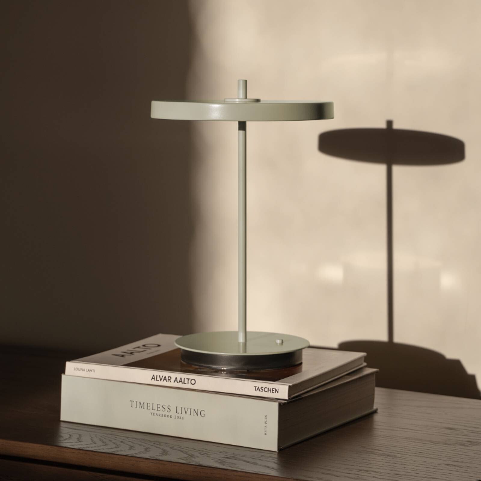 UMAGE LED dobíjacia stolová lampa Asteria Move olivovo zelená uni, 31cm