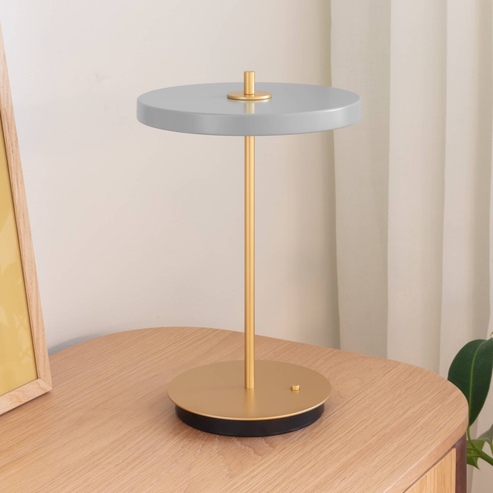 UMAGE LED akumulátorová stolná lampa Asteria Move sivá/mosadz 31 cm