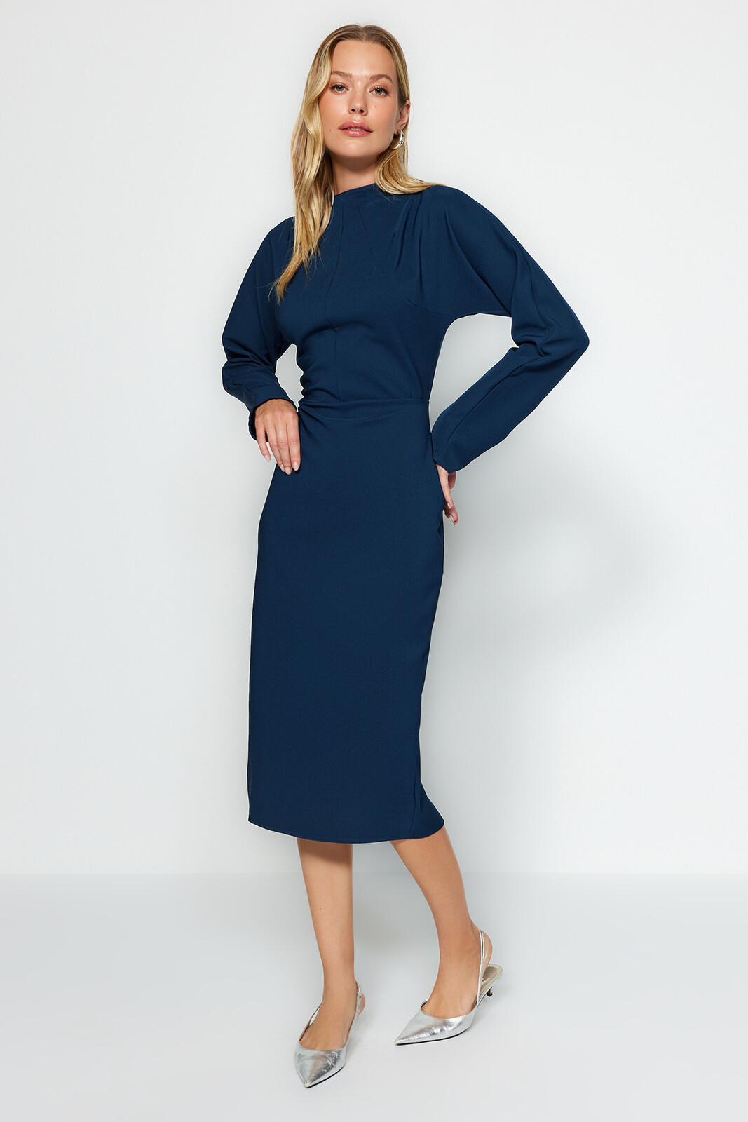 Trendyol benzínový rovný strih zhromaždené detailne tkané tkané šaty