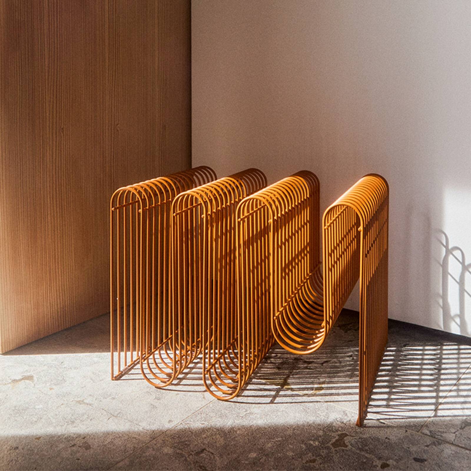 Držiak na časopisy AYTM Curva, jantár, kov, dĺžka 41 cm